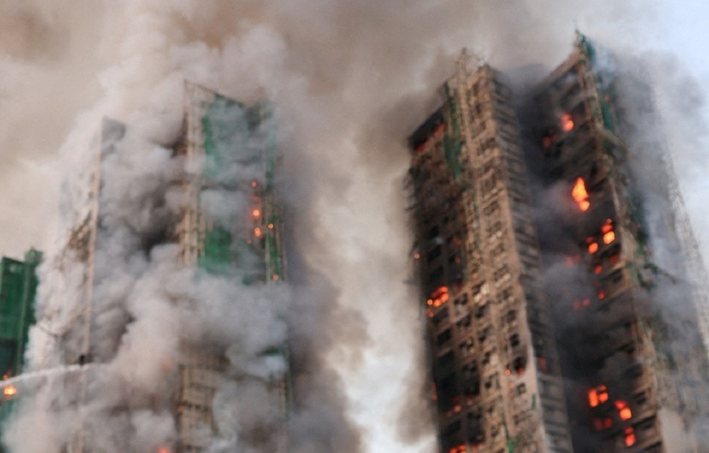 В Гонконге крупнейший пожар за 17 лет уносит жизни людей. Видео