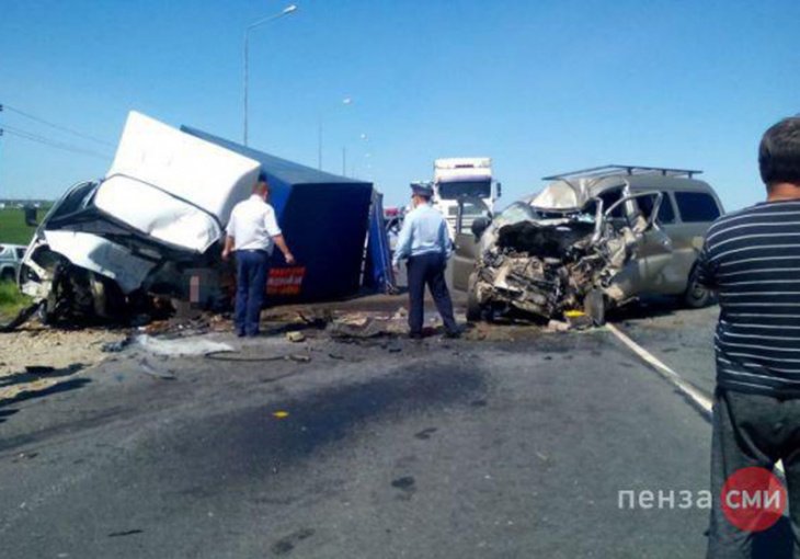 Восемь узбекистанцев пострадали в ДТП с грузовиком в России  