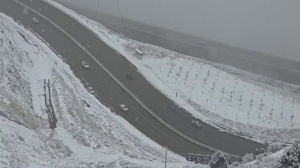 На перевале Камчик выпал снег. Водителей просят быть предельно осторожными. Видео
