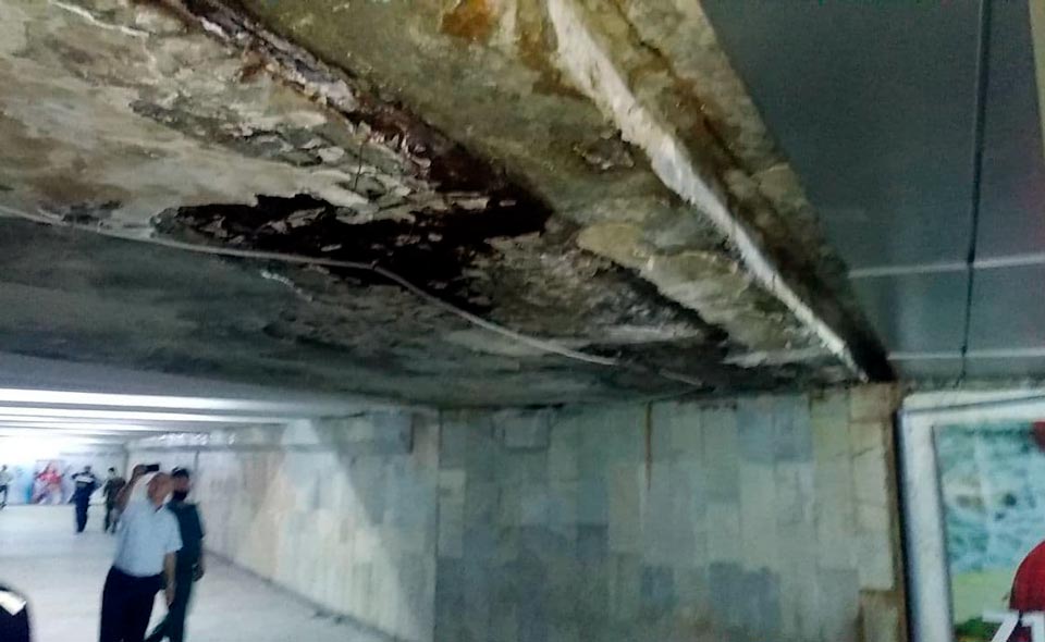 В подземном переходе возле станции метро "Буюк ипак йули" обрушился потолок. В МЧС заявили, что последствия обрушения – незначительные  