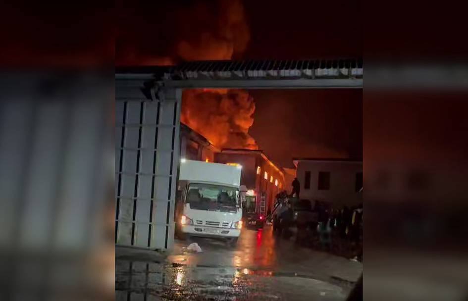 В Ташкентской области загорелся завод. Видео В Ташкентской области загорелся завод. Видео