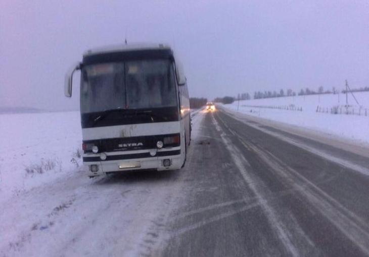 В Оренбуржье полицейские спасли замерзающих граждан Узбекистана из сломавшегося автобуса 