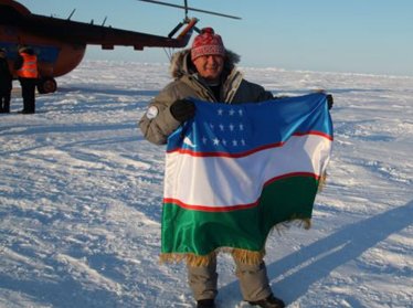 На Северном полюсе установили флаг Узбекистана  