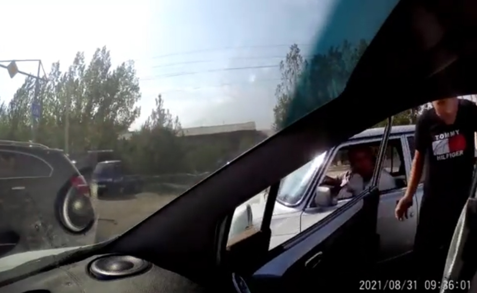 Узбекистанец на "Каптиве" напал на водителя, не пропустившего его на дороге. В ответ тот распылил ему в лицо газовый баллончик. Видео 