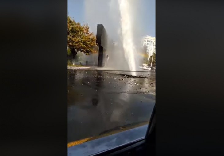 В центре Ташкента прямо из асфальта забил фонтан горячей воды. Видео 