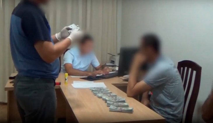 В Карши узбекистанец вымогал 80 тысяч долларов за место обычного весовщика на предприятии 