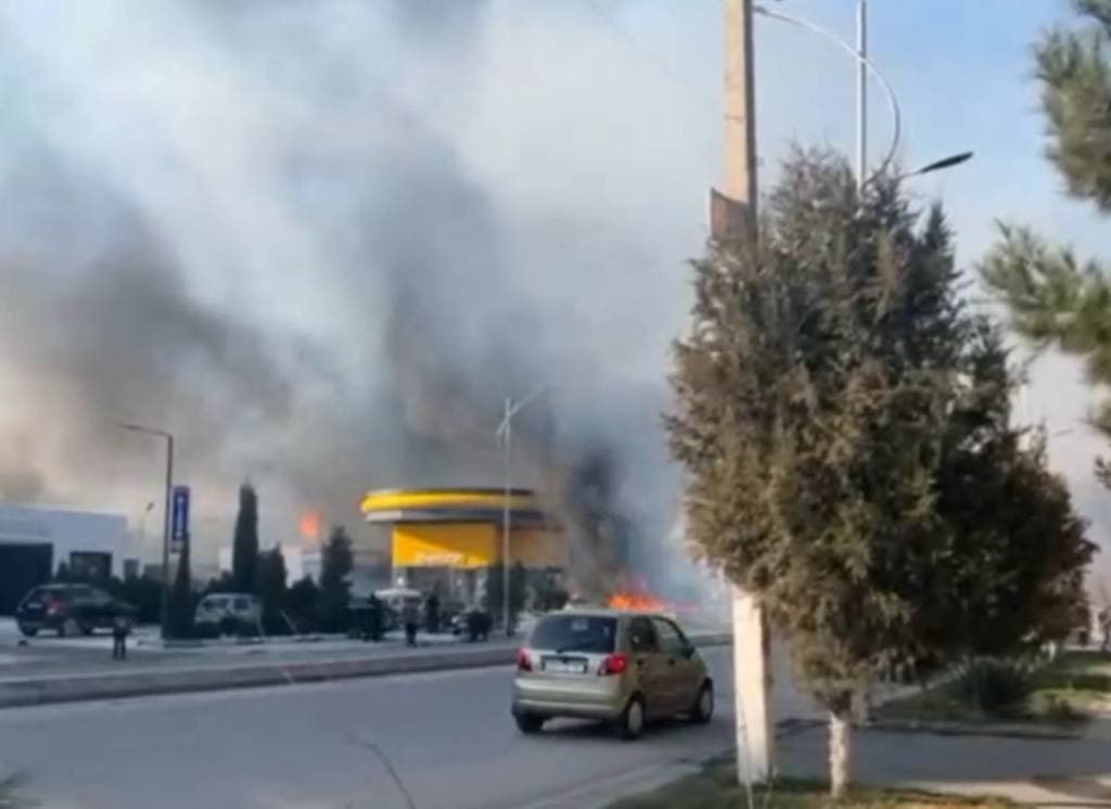 По факту взрыва на заправке в Фергане возбудили уголовное дело. Число жертв возросло до четырех. Видео