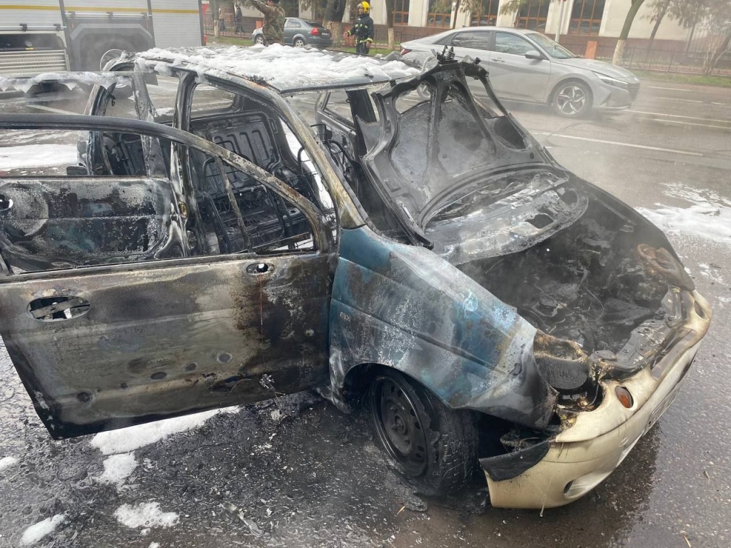 В Мирабадском районе столицы сгорел автомобиль Matiz