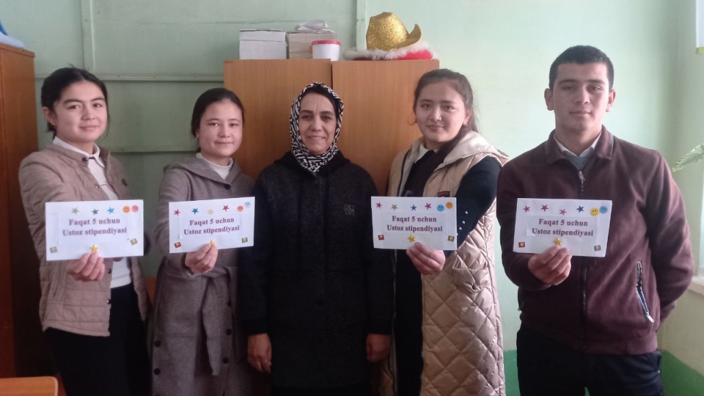 Учительница русского языка в Андижанской области за свой счет выплачивает стипендию ученикам-отличникам 