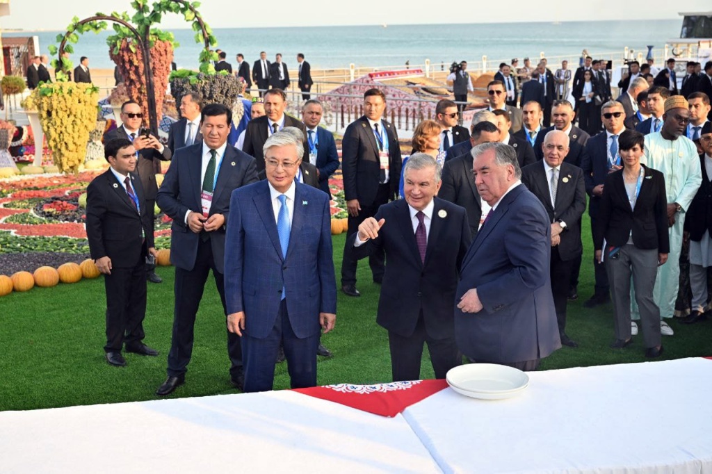 В рамках Конференции ООН президенты полюбовались павильонами своих стран В рамках Конференции ООН президенты полюбовались павильонами своих стран