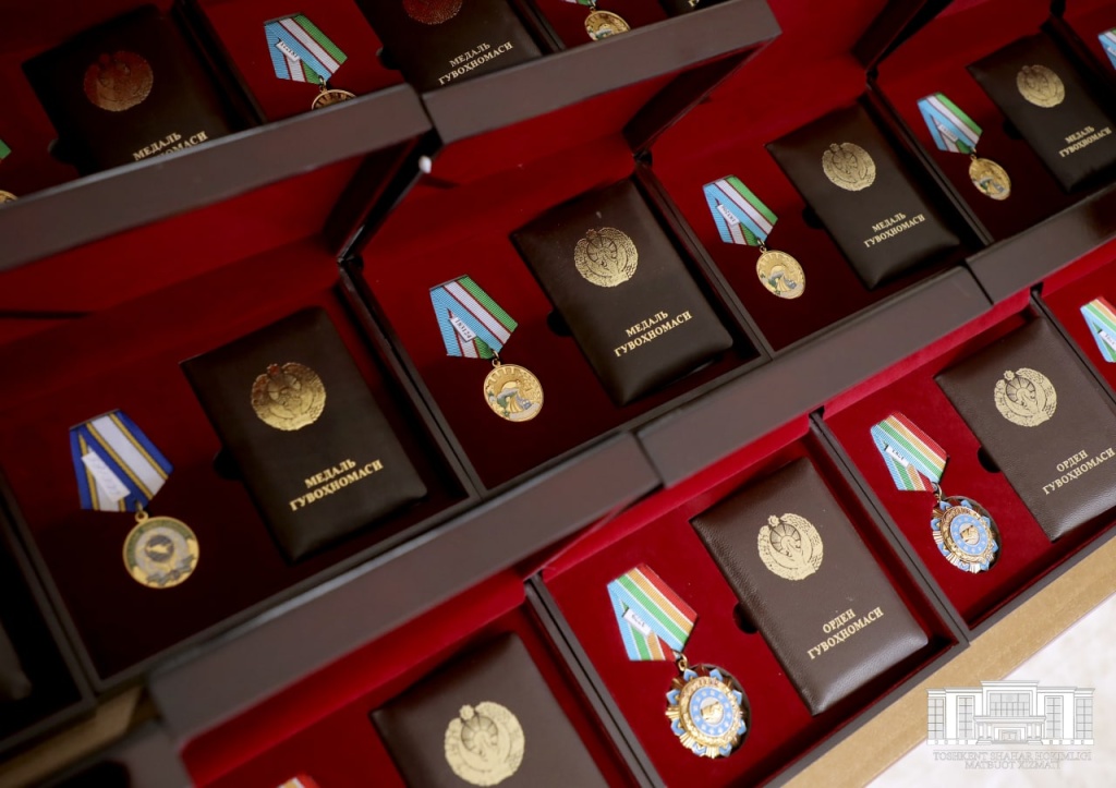 Мирзиёев наградил более 100 человек по случаю Дня учителей и наставников