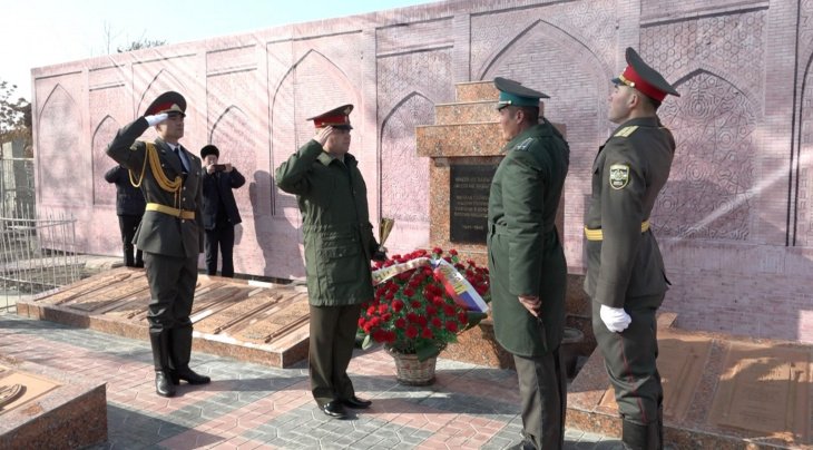 Земля с мест захоронений советских воинов в Узбекистане будет отправлена в РФ. Ее разместят в крупнейшем в мире памятнике героев Великой Отечественной войны 