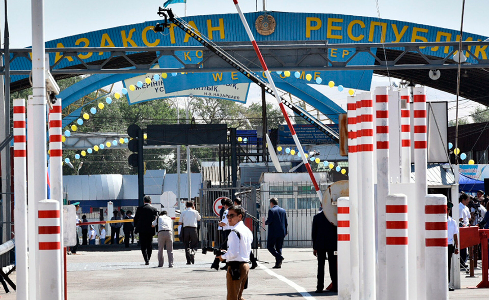 Казахстан снимает ограничения на границе с Узбекистаном 