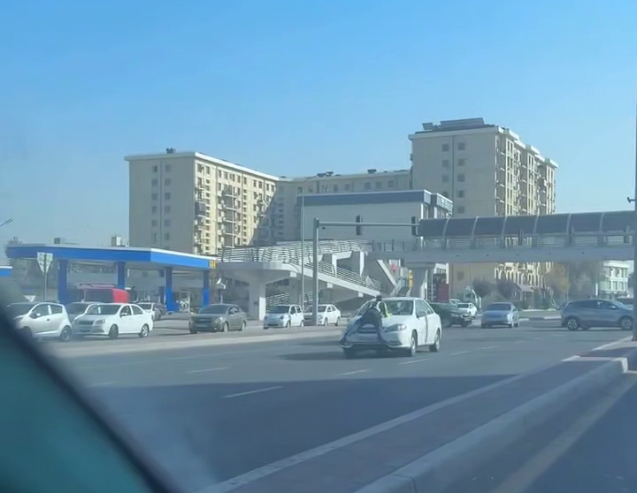 В Ташкенте задержали водителя, который протащил инспектора ДПС на капоте автомобиля. Видео