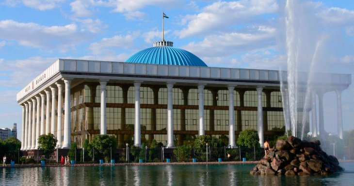 Узбекский эксперт предложил обязать депутатов носить национальную одежду 
