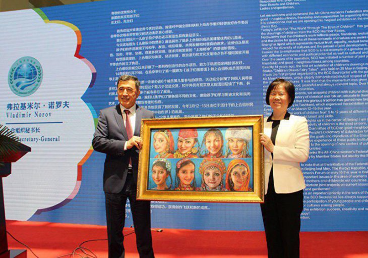 В Пекине открылась выставка детских рисунков "Мир глазами детей"