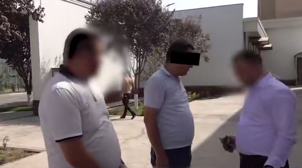 В двух областях за взятки задержали заместителя и помощника хокима