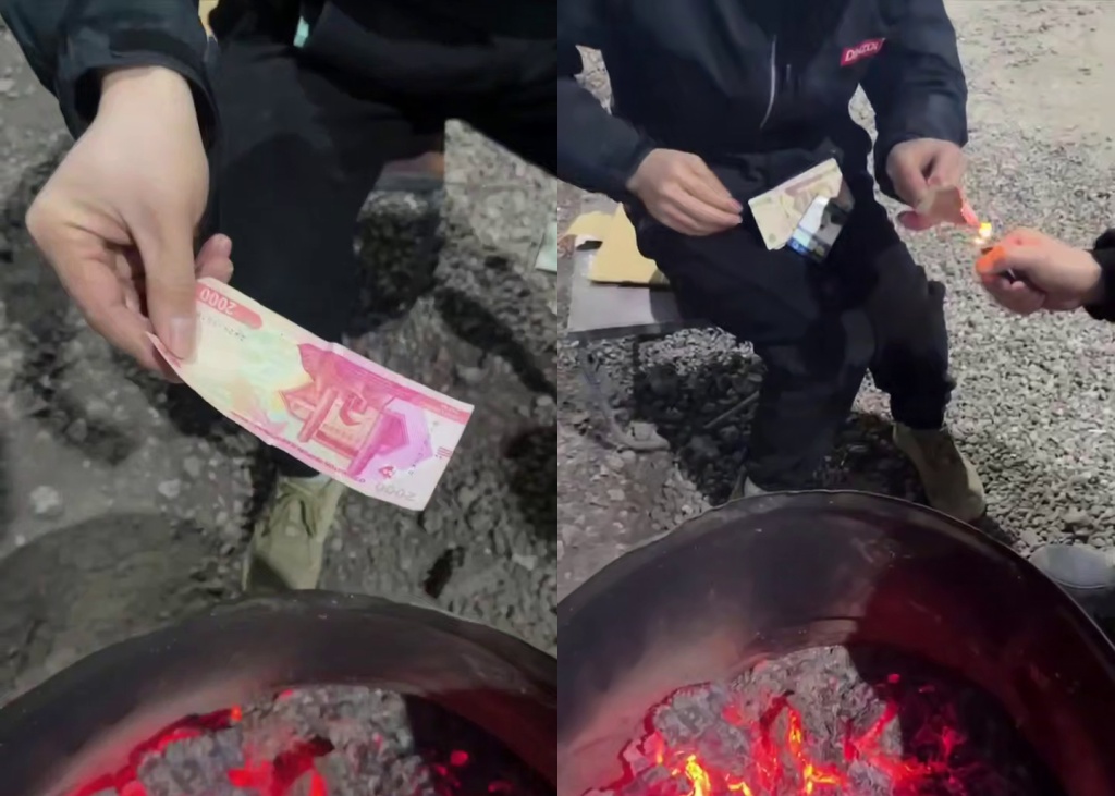 Иностранцы подожгли узбекские сумы, чтобы прикурить. Видео