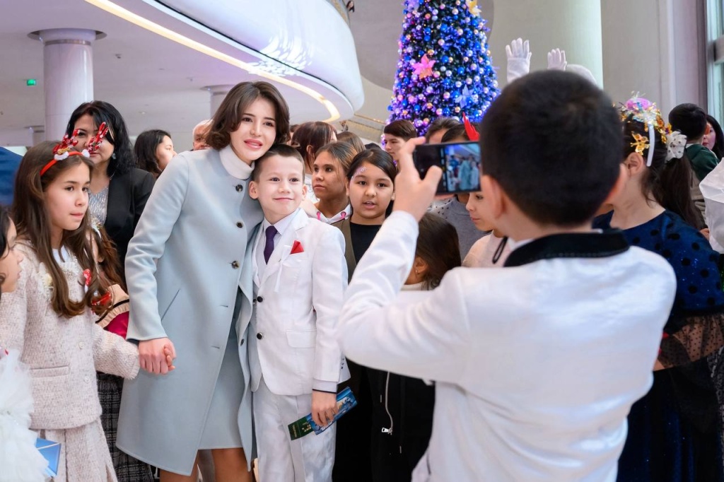 Дети из домов "Мехрибонлик" и "Мурувват" стали гостями "Президентской елки" в Ташкенте