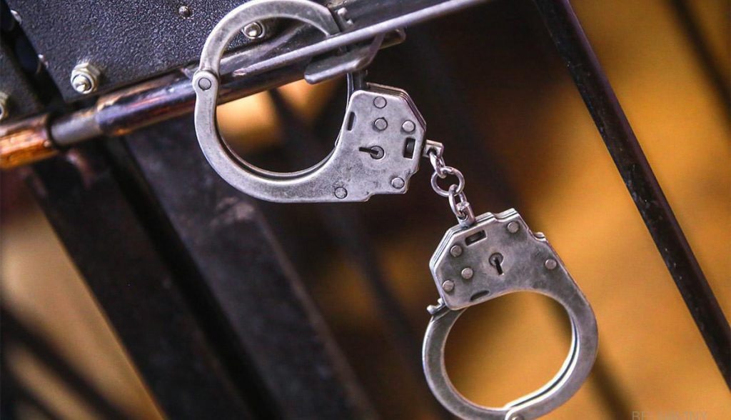 В Ташобласти мужчина получил 5 суток ареста за непристойное поведение перед соседкой, которая убирала подъезд