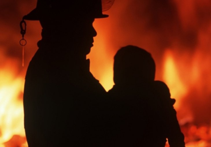 В Ургенче пожарные спасли из горящего дома троих детей