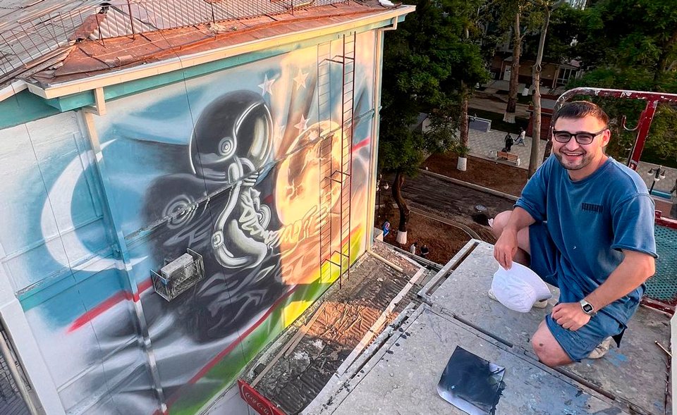 Художник, подправивший граффити Чусовитиной, объяснил ситуацию. Вандалы повредили рисунок, а автор отказался восстановить повреждения