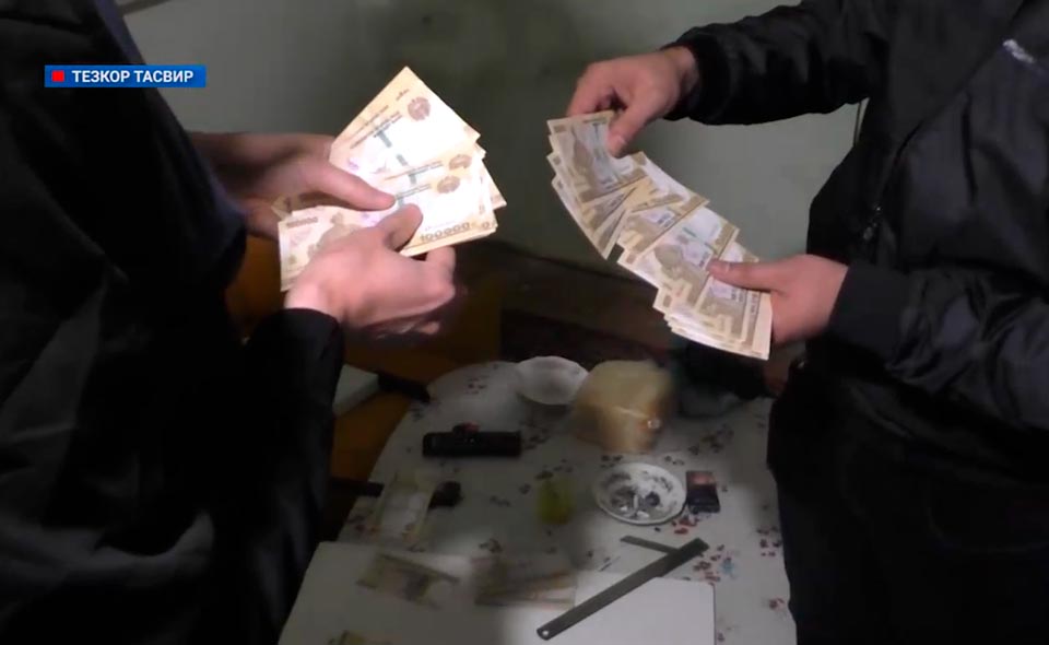 Оперативники СГБ задержали фальшивомонетчиков в Ташкентской области. Они изготавливали поддельные 100–тысячные купюры 