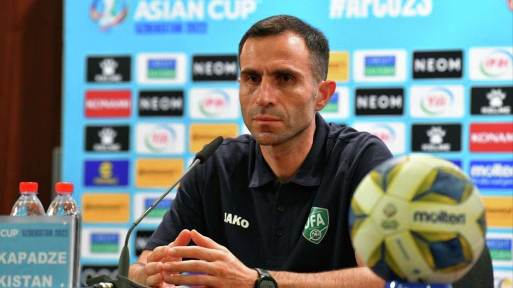 "Они сидят в телефонах". Кападзе раскрыл, как игроки реагируют на слухи о смене наставника