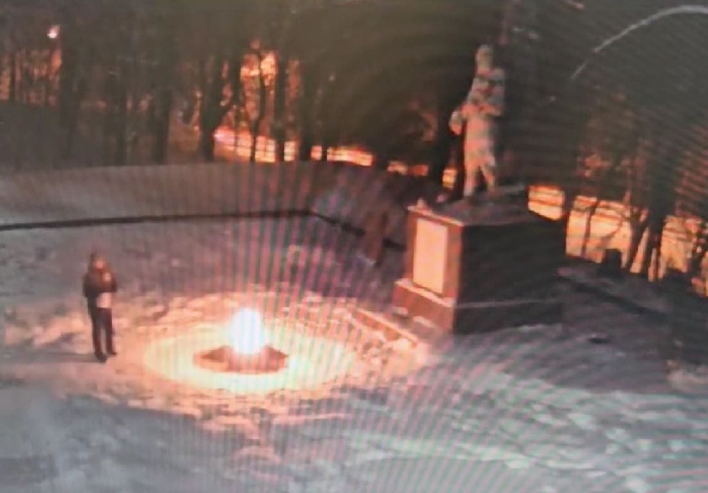 В Питере двое братьев из Узбекистана потушили "Вечный огонь", закидав его снегом. Видео