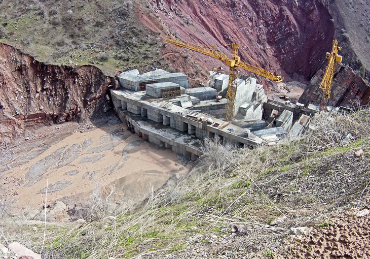 Рахмон призвал подрядчиков своевременно закончить строительство Рогунской ГЭС
