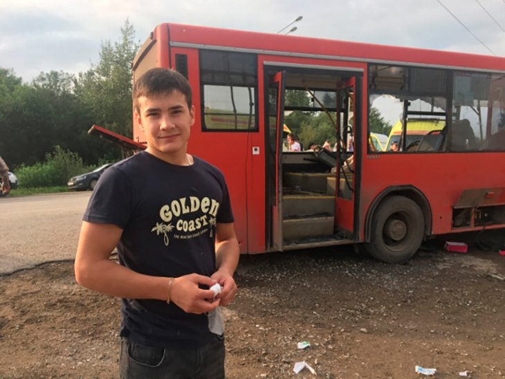 Губернатор Пермского края наградил 20-летнего узбекистанца, спасшего людей из автобуса, и пообещал ему гражданство РФ