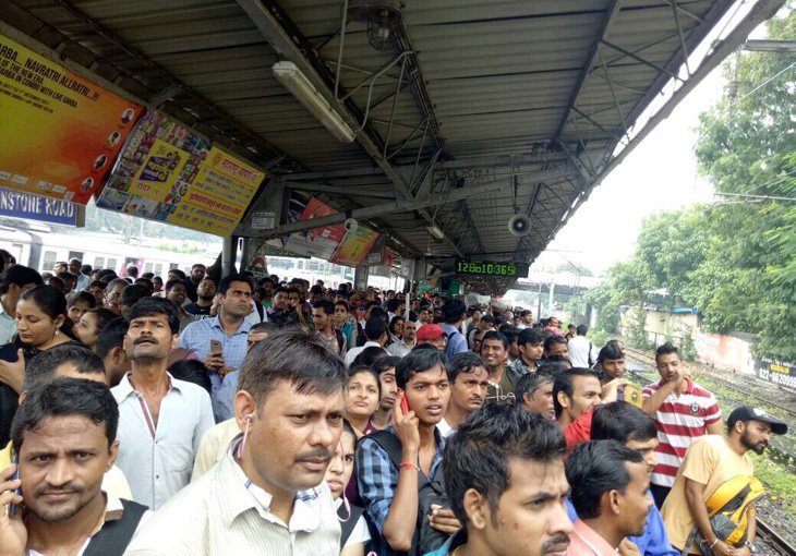 В Индии в давке на железнодорожной станции погибли 22 человека