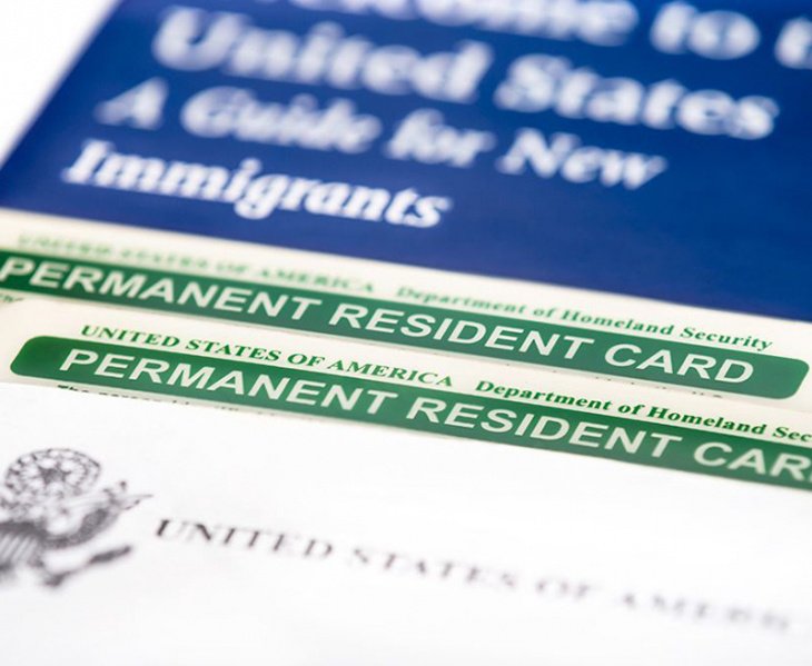 Власти США ужесточили правила выдачи грин-карт живущим на пособия мигрантам