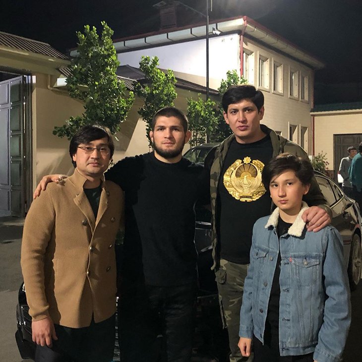 Хабиб Нурмагомедов побывал в Ташкенте. Он выложил в Instagram фото с зятьями Мирзиёева