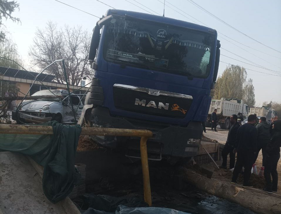 В Ташобласти грузовик устроил ДТП и повредил газопровод. Без топлива остались тысячи потребителей 