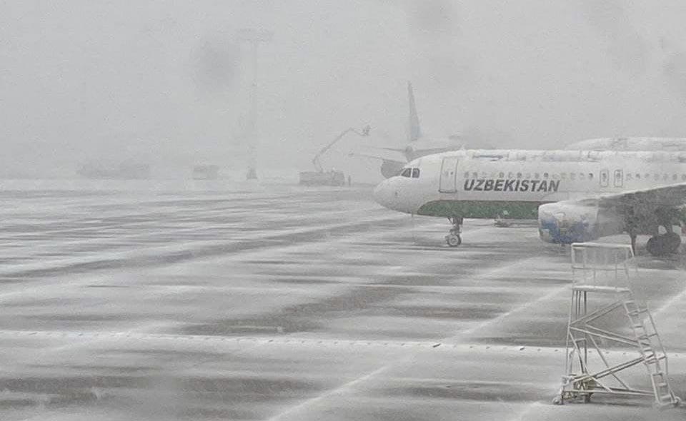 Снегопад повлиял на работу ташкентского аэропорта. Были задержаны около десяти рейсов 