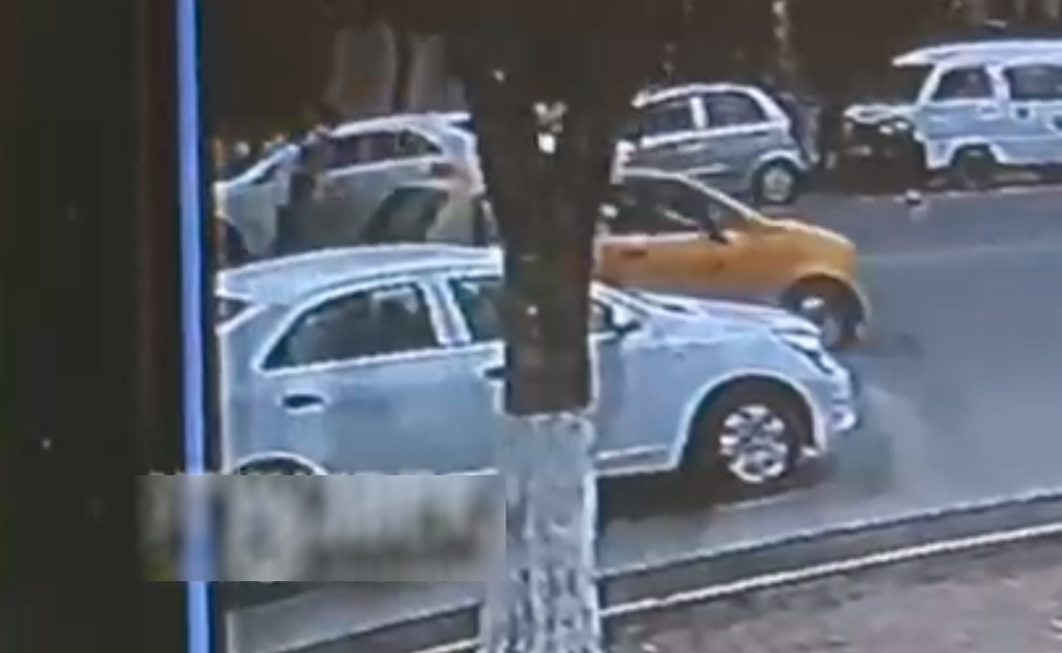 В Ургенче группа мужчин зарезала водителя "Кобальта" среди бела дня. Видео 