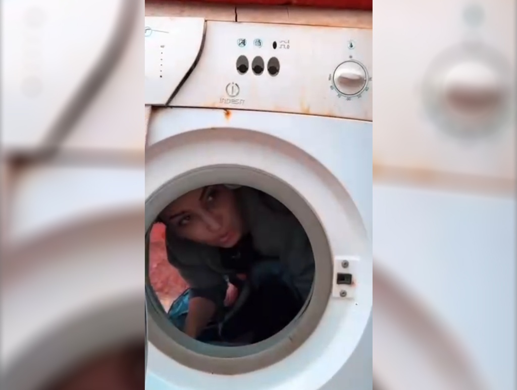 Несмешно и унизительно: в Узбекистане келинку посадили внутрь стиралки и заставили стирать грязное белье 