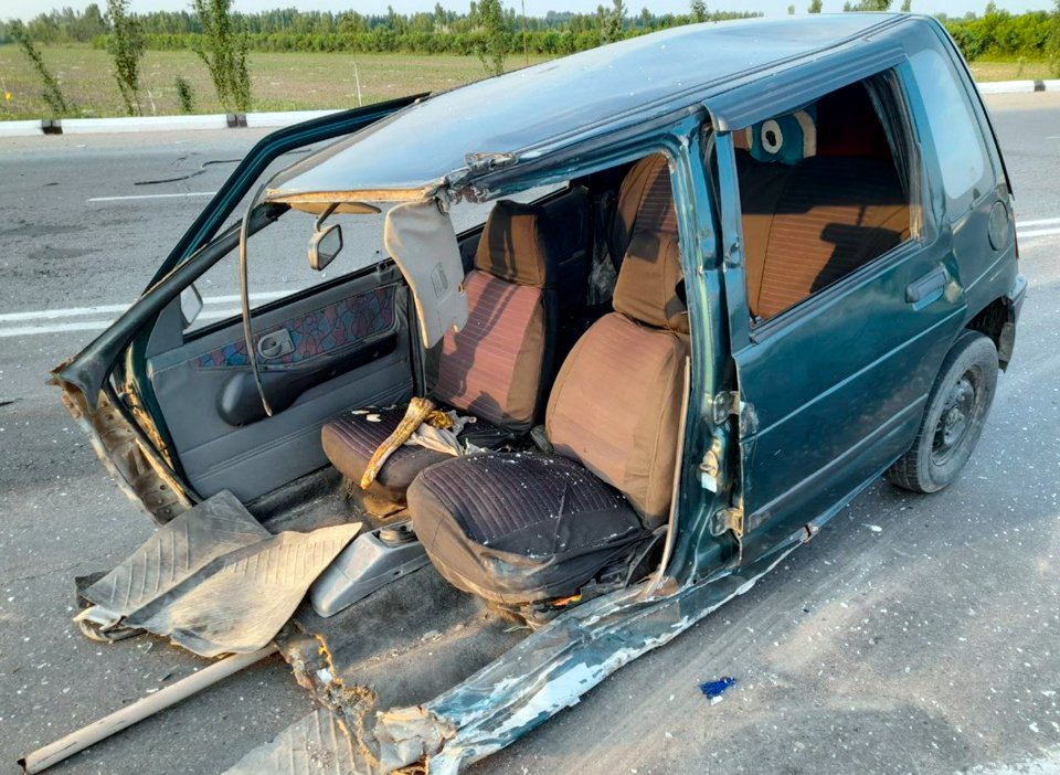 Автомобиль "Тико" разорвало на части после ДТП в Андижанской области. Видео  
