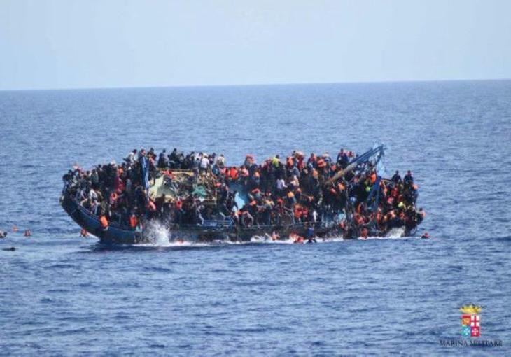 У берегов Ливии перевернулось судно с сотнями мигрантов, есть погибшие (ВИДЕО)