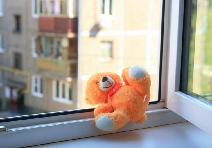 В Ташкенте из окна многоэтажки выпал еще один малыш. От полученных травм полуторагодовалый ребенок скончался в больнице