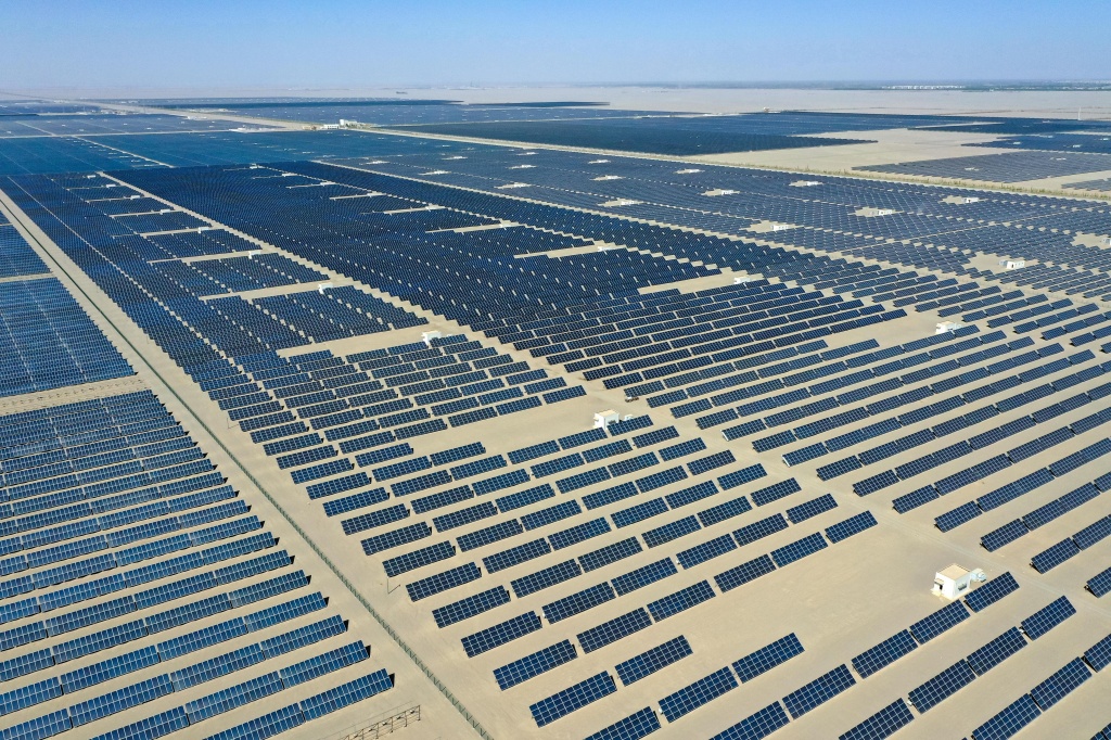 В Китае заработала крупнейшая в мире солнечная электростанция. Видео 