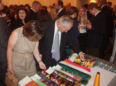 Фонд Гульнары Каримовой проводит в Лондоне выставку, посвященную шелку  