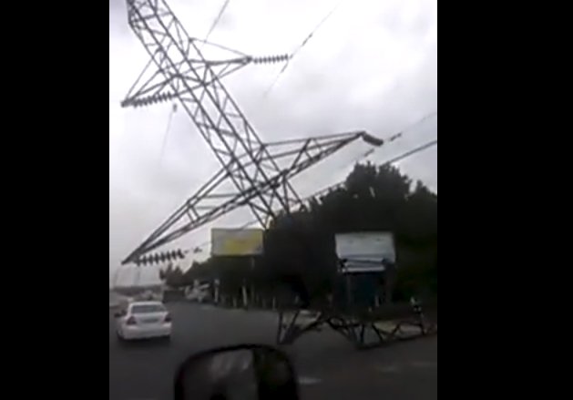 Буря добралась до Ташкента: в столице сильный ветер снес опору линии электропередач 