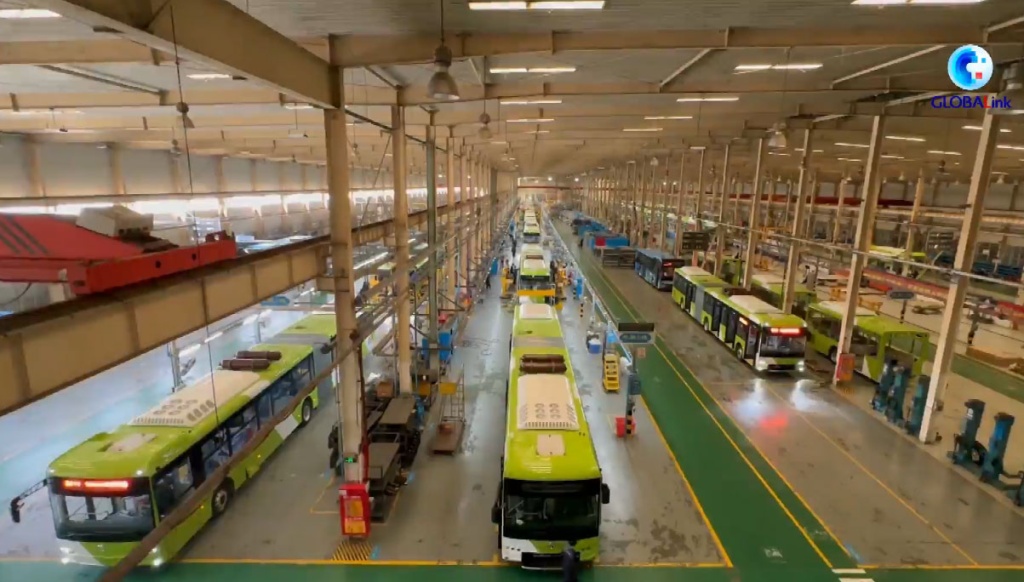 В Китае показали, как будут выглядеть "автобусы-гармошки" для Ташкента. Видео  
