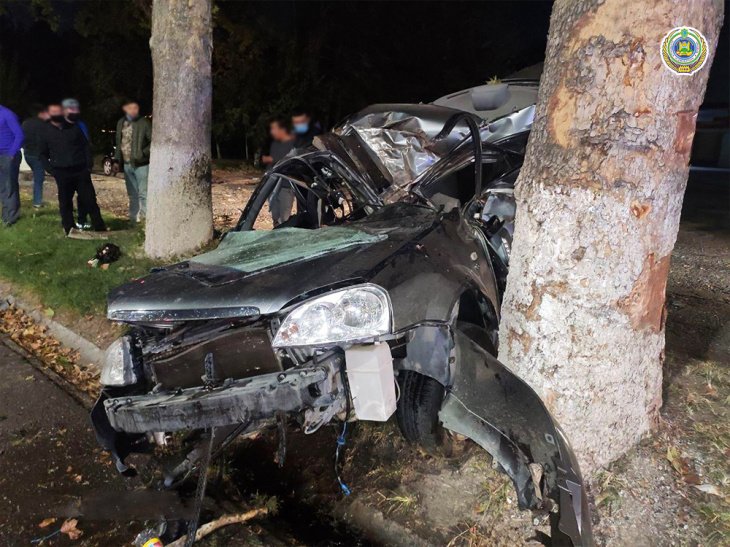В Ташкенте Lacetti на скорости влетел в дерево, водитель скончался на месте происшествия