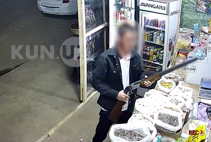 Мужчина с ружьем напал на продавщицу в магазине на перевале Камчик. Видео