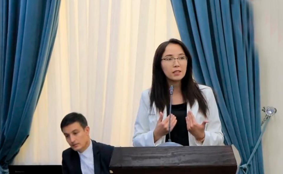Узбекская журналистка раскритиковала власти за то, что они используют русский язык. По ее мнению, лучше употреблять английский  