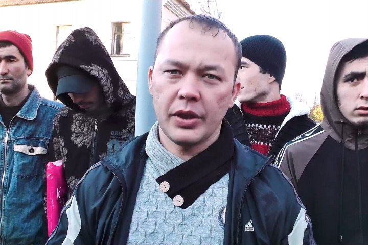 Узбекских мигрантов отпустили после проверки документов. Власти прокомментировали повестки, которые получили узбекистанцы 