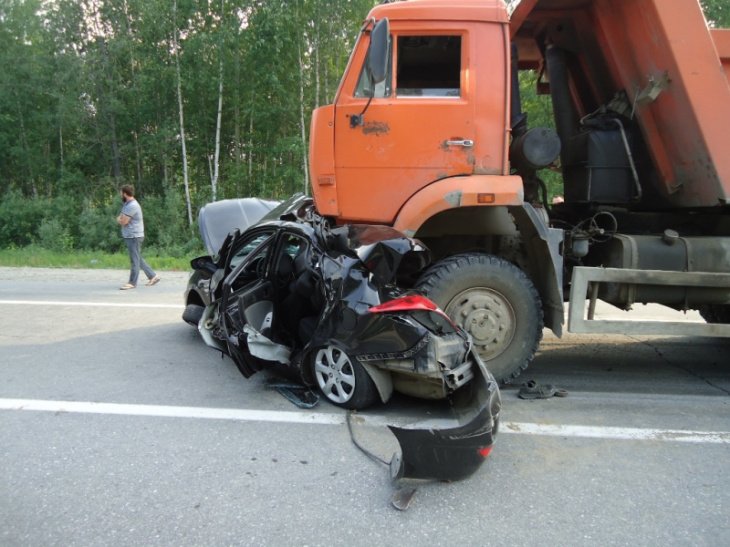 Против Камаза не попрешь: водитель легковушки после столкновения с грузовиком доставлен в столичную больницу 